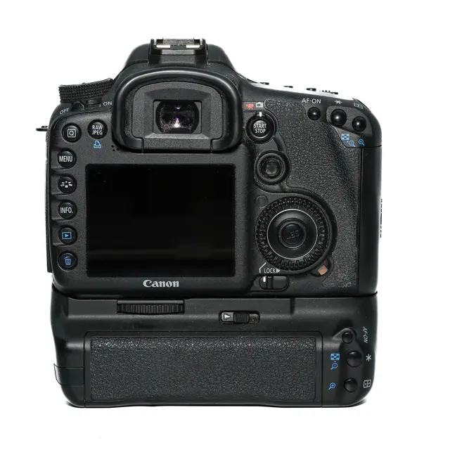 BRUKT Canon EOS 7D m/batterigrep Tilstand: 3 |51 323 (34%) eksp. 